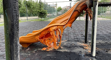 Yakılan araç lastiği oyun parkına zarar verdi