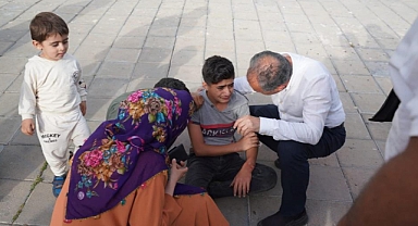 Yaralı çocuğa ilk müdahaleyi  başkan yaptı