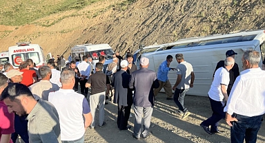 Yaylaya gidenleri taşıyan minibüs takla attı