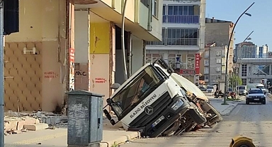 Yol çöktü, araç içerisine düştü