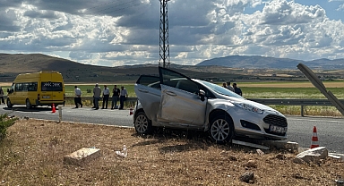 Yolcu minibüsü ile otomobil çarpıştı