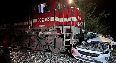 Yolcu treni hemzemin geçitte otomobile çarptı: 1 ölü