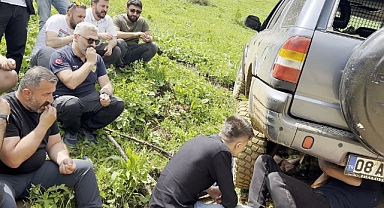 Yolda kalan arkadaşlarını çekirdek çitleyerek izlediler   