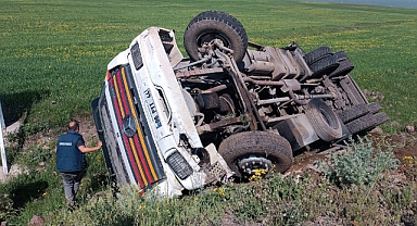 Yoldan çıkan kamyon şarampole devrildi