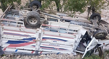 Yoldan çıkan kamyonet ters döndü!