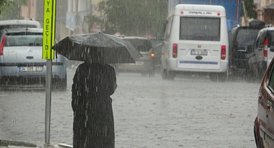 Yollar göle döndü, araçlar zarar gördü
