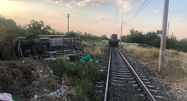 Yük treni ile minibüs çarpıştı!
