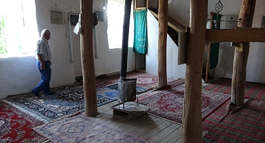136 yıllık cami zamana direniyor