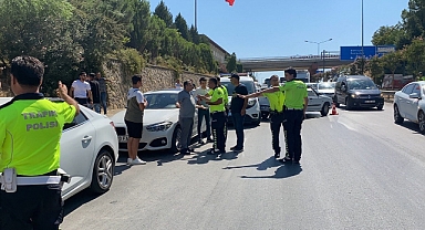 16 araç birbirine girdi: 1'i polis 2 kişi yaralandı