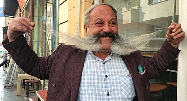 19 yıldır kesmediği bıyıkları 1 metreyi geçti
