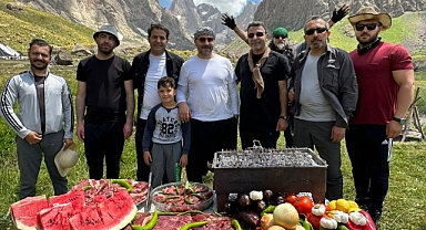 3 bin 500 rakımda masa kurup ziyafet verdiler