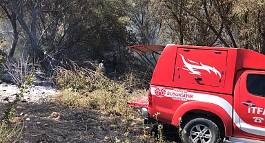 5 dönümlük arazi cayır cayır yandı