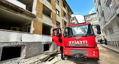 Ağır hasarlı binada korkutan yangın
