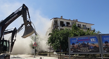 Ağır hasarlı binaların yıkımı sürüyor