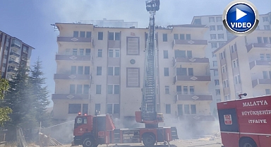 Ağır hasarlı binanın çatısında yangın çıktı