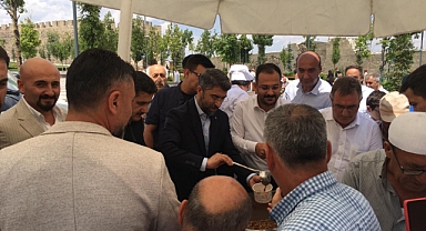 AK Parti Erzurum teşkilatı aşure dağıttı