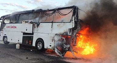 Alev alev yanan otobüsten geriye enkaz yığını kaldı