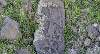 Altı kazılmış tarihi mezarlar dikkat çekiyor