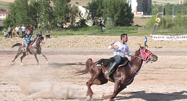 Atları dörtnala sürdüler