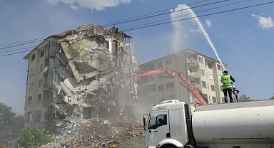 Attığı taşla 8 katlı binayı yıktı   