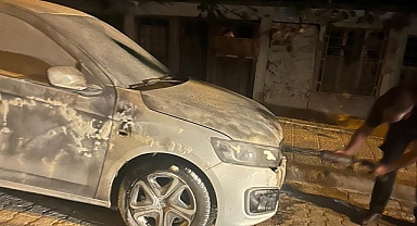 Babasına öfkelendi! Sinirini arabadan çıkardı!