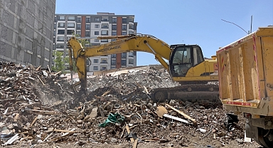 Binlerce ağır hasarlı yapı yıkılıyor