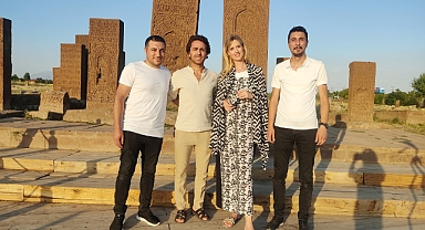 Bitlislilerin ünlü gelini büryan yedi, Van Gölü’nde yüzdü