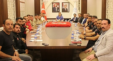Buzulların altında kalan 2 kişiyi arama çalışmaları devam ediyor