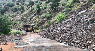 Cadde ve sokaklar yağmur sularıyla doldu