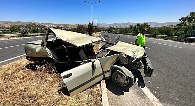 Çekiciye çarpan otomobil hurdaya döndü