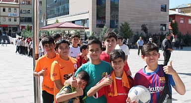 Çocukların imzalı forma kuyruğu!