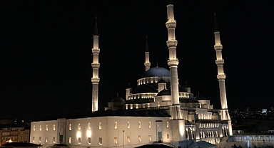 Darbe girişiminin 7. yıldönümünde camilerden yeniden sela sesi yükseldi