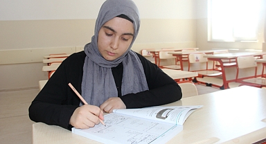 Deprem enkazından zirveye