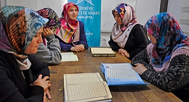 Depremzede kadınlara Kur'an eğitimi