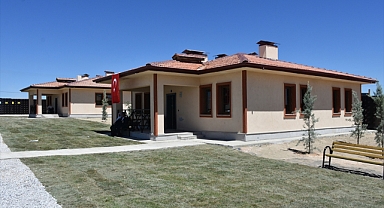 Depremzedeler köy evlerine yerleşiyor