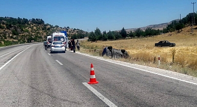 Direksiyon hakimiyetini kaybetti, şarampole yuvarlandı