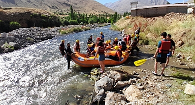 Doğaseverler, rafting ile serinledi!