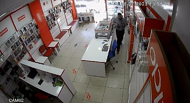 Dükkan sahibi namazda, hırsız iş başında