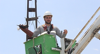 Elektrik direğinde mahsur kaldı