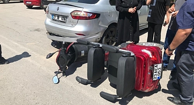 Elektrikli motosiklet otomobile çarptı: 1 yaralı