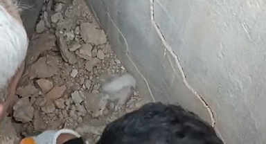 Enkaz altında kalmışlardı... İtfaiye kurtardı!