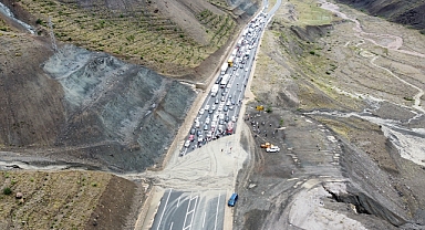 Erzincan-Sivas kara yolu heyelan nedeniyle ulaşıma kapatıldı