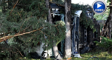 Erzurum Büyükşehir Belediyesine ait hafriyat kamyonu devrildi; 2 yaralı!