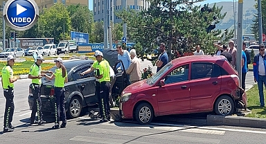 Erzurum'da feci kaza! Kavşağa dikkatsiz girdi!