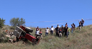 Erzurum'da tarlada traktör devrildi: 1 ölü