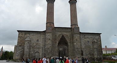 Erzurum'un tarihi mekanlarını gezdiler