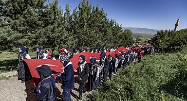 Erzurumlu gençler 500 metrelik Türk bayrağı taşıdı