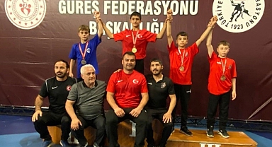 Erzurumlu güreşçiler madalyalarla döndü