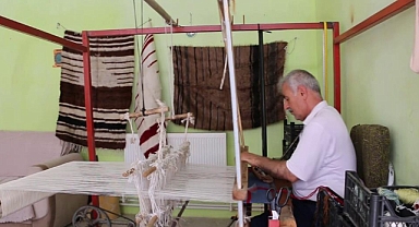 40 yıllık sanat aşkını evinin bodrumuna taşıdı