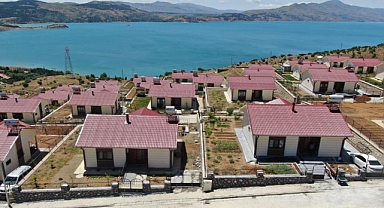 Göl manzaralı köy konutları, tatil köyünü aratmıyor